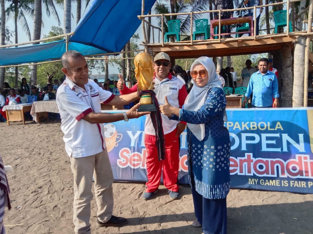 Istri Almarhum Mantan Bupati Lembata, Yuni Damayanti, SE Saat menyerahkan Trophy Piala Bergilir Yentji Cup I. (Harianwarga.id)