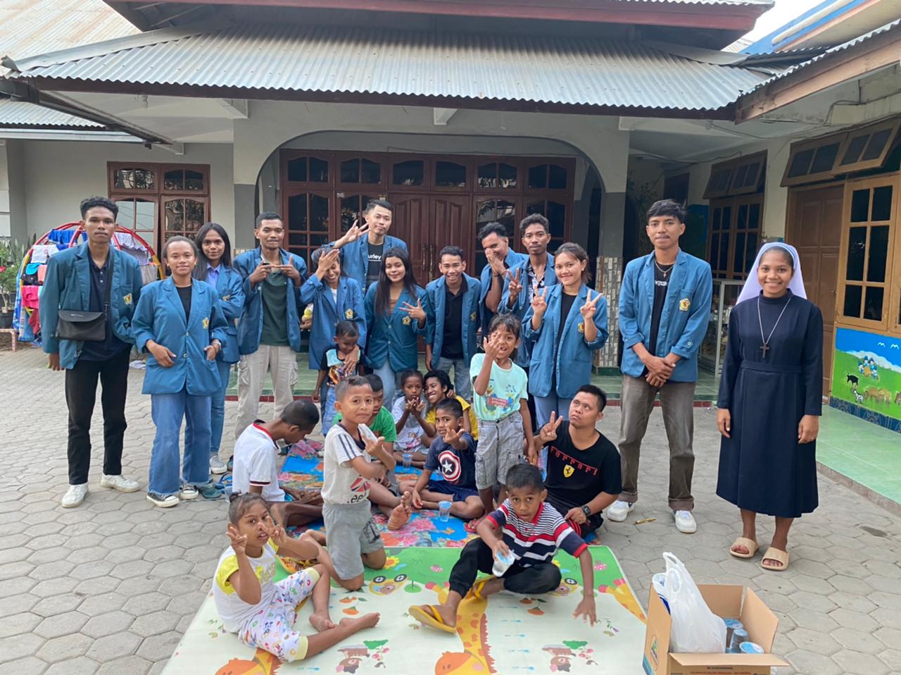 Mahasiswa Progaram Studi Ilmu Komunikasi Menggelar Sosialisasi bersama Anak Panti Asuhan di Susteran Alma. (Foto: Maria Magdalena Mude Rahalaka)