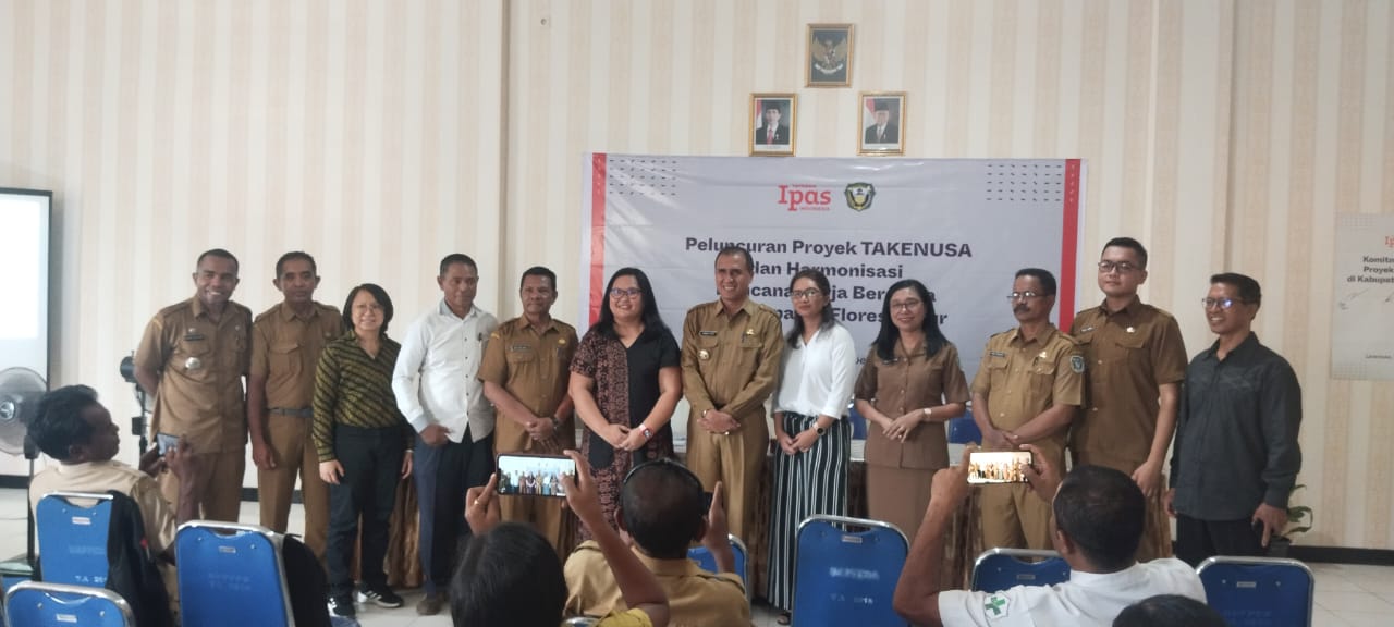 Sesi foto bersama usai Peluncuran Proyek Takenusa du Aula Badan Perencanaan Pembangunan, Penelitian dan Pengembangan Daerah Kabupaten Flores Timur, Selasa, 07 November 2023, Foto : Dokumen Harianwarga.id