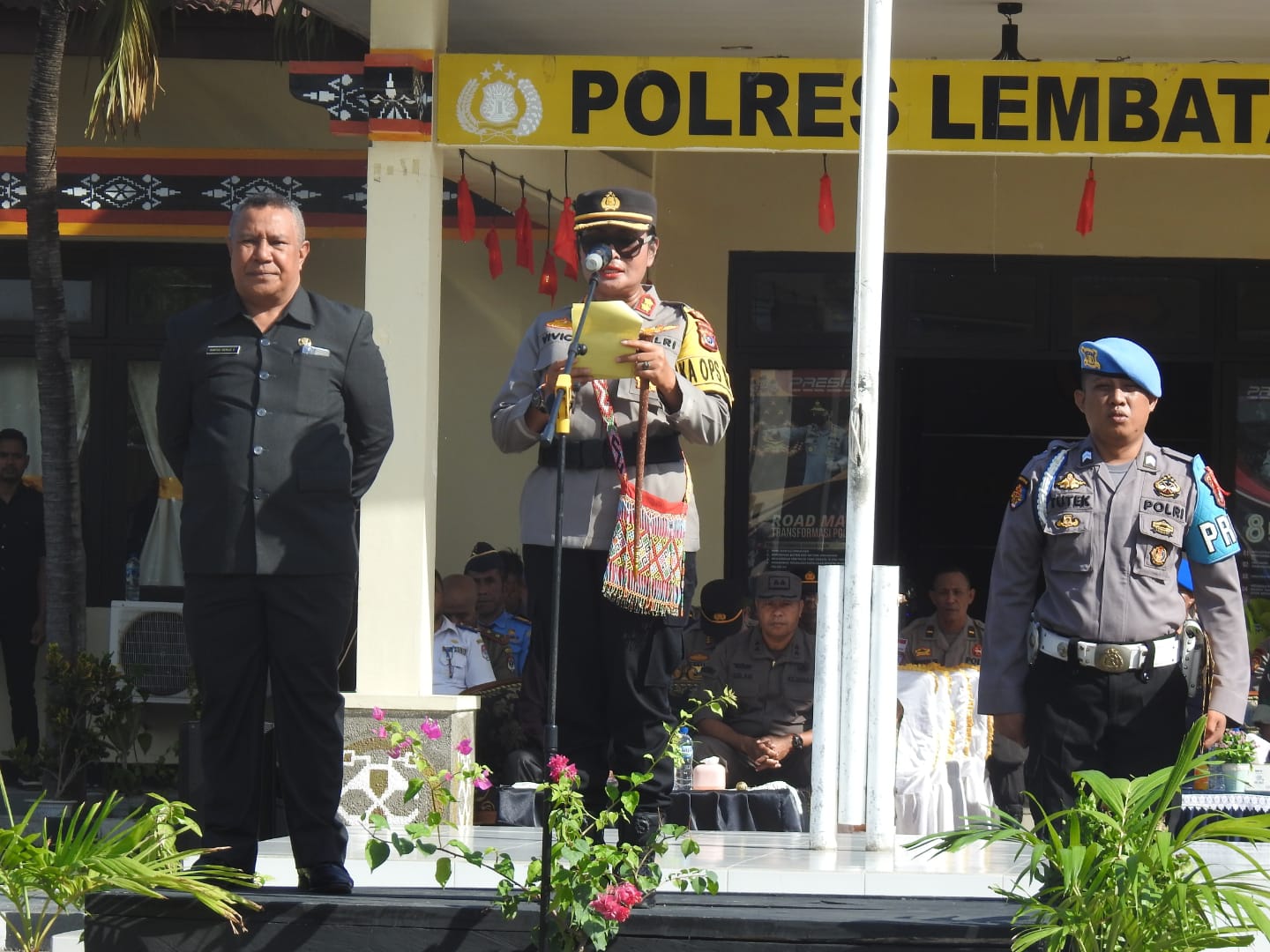 Kapolres Lembata, AKBP Vivick Tjangkung, secara langsung bertindak sebagai Inspektur Upacara. (Ket. Foto: Harianwarga/AP)