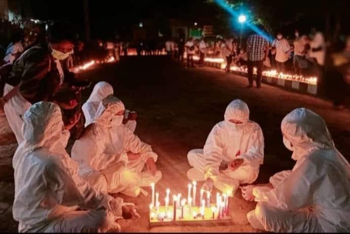 Aksi 1000 lilin oleh Nakes di Pelataran RSUD Hendrikus Fernandes Larantuka menuntut Hak yang belum terbayar, Foto : Teddy Kelen (Harianwarga.id)