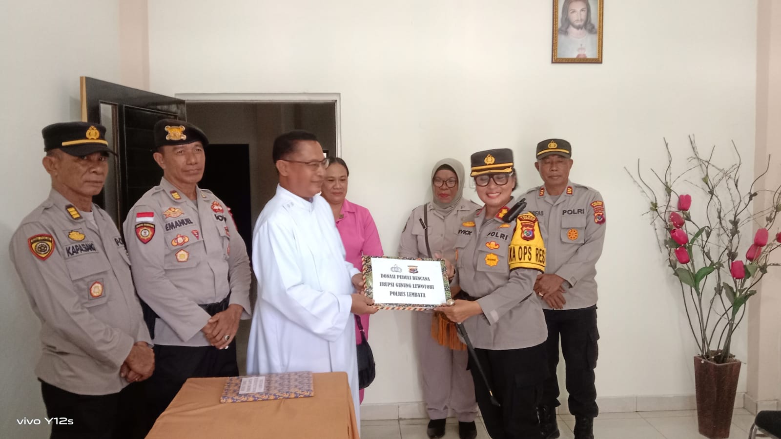 Kapolres Lembata, AKBP Josephine Vivick Tjangkung Salurkan Bantuan Untuk Korban Erupsi Gunung Lewotobi. (Foto: Harianwarga.id)