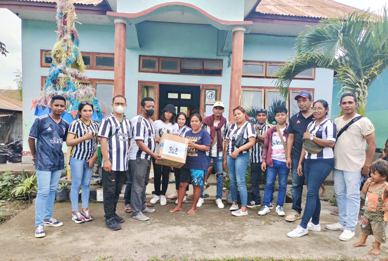 Pengurus dan anggota Juventus Club Indonesia Chapter Larantuka saat menyerahkan bantuan untuk para pengungsi korban erupsi gunung berapi Lewotobi Laki Laki, Minggu (14/01/2024), Foto : Harianwarga.id