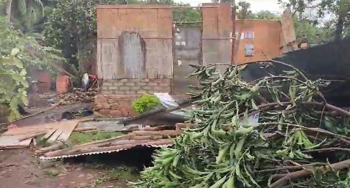 Rumah Rusak Parah Akibat Angin dan Hujan Melanda Flores Timur. (Foto: Harianwarga.id/RS)