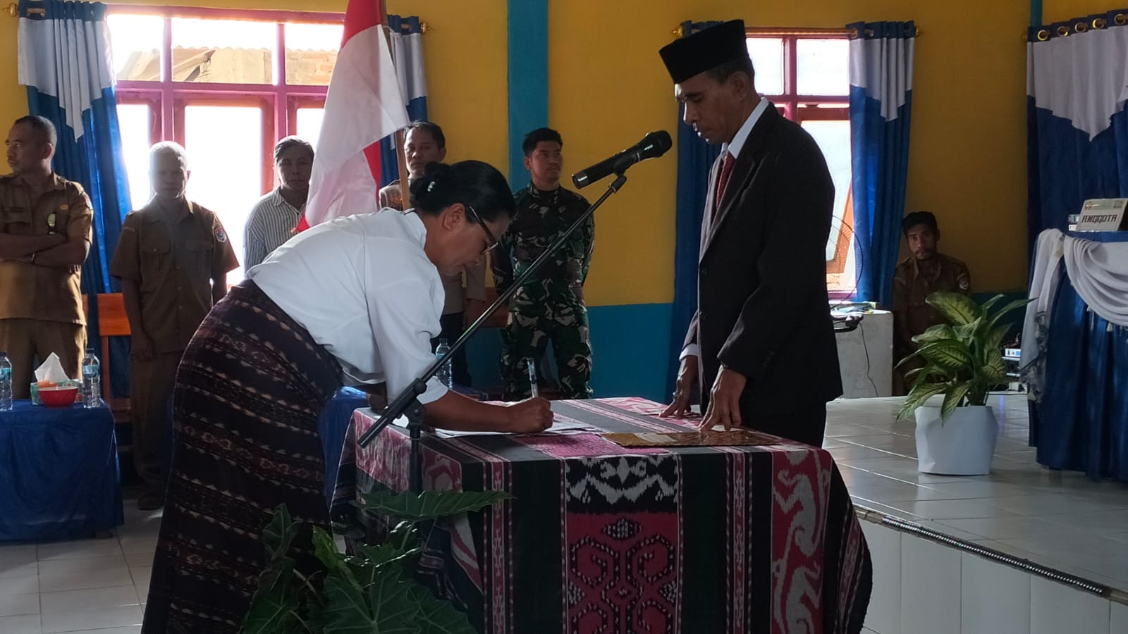 Ketua Panitia Pengawas Pemilihan Umum (Panwascam) Kecamatan Ile Ape, Kabupaten Lembata resmi melantik 40 Pengawas Tempat Pemungutan Suara (PTPS) yang berlangsung di Aula Kantor Desa Beutaran, Senin (22/01/2024). (Foto : Harianwarga.id/AP)