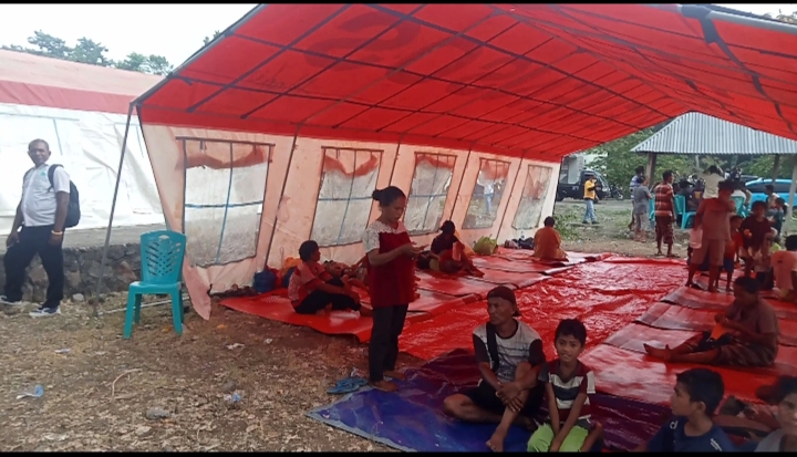 Warga terdampak erupsi Gunung Lewotobi Laki - Laki saat berada di Posko Desa Konga Kecamatan Titehena yang didominasi oleh warga asal Desa Nobo Kecamatan Ile Bura yang tidak terdampak langsung oleh abu vulkanis, Foto : Teddy Kelen // Harianwarga.id