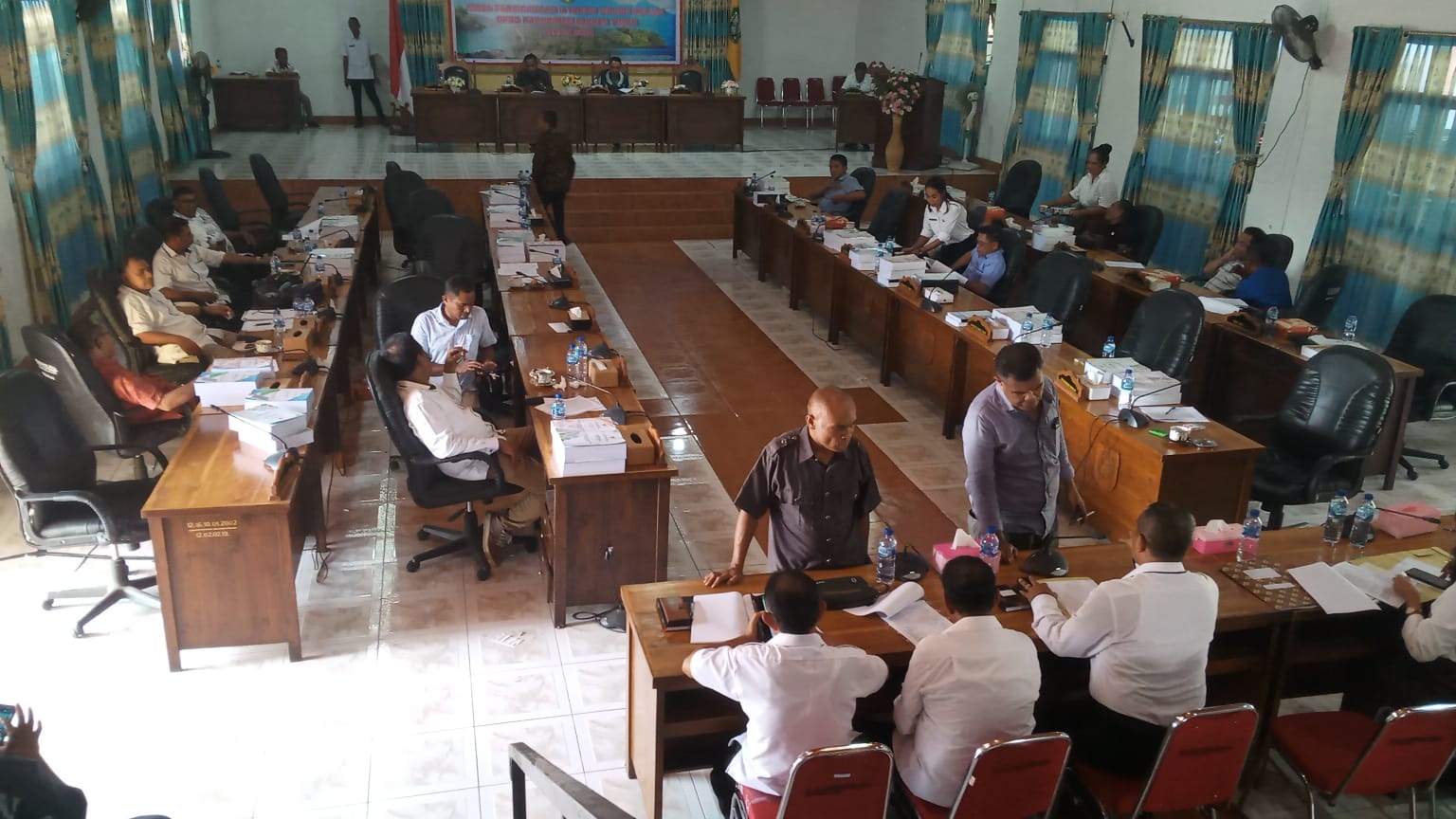 Sidang Paripurna IV DPRD Kabupaten Flores Timur, Senin, 04 Maret 2024 lagi-lagi molor dari yang dijadwalkan yakni pada pukul 09.00 - 15.00 Wita terseret hingga pukul 14.22 Wita. (Foto: Harianwarga.id/RS)