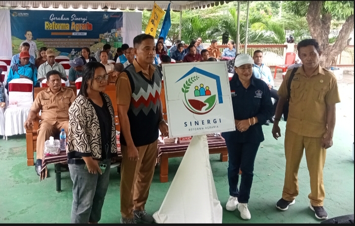 Foto bersama usai secara simbolis pemasangan puzzle Gerakan Sinergi Reforma Agraria (GSRA) di halaman Kantor Pertanahan Kabupaten Flores Timur, Foto : Teddy Kelen (Harianwarga.id)