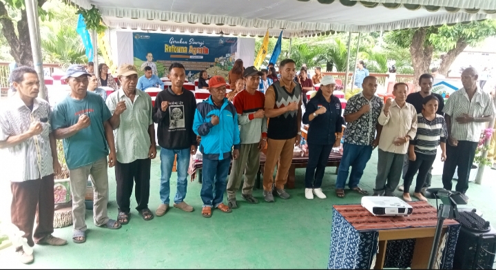 Foto bersama Kepala Kantor Pertanahan Kabupaten Flores Timur, Jeny Selfiana Fuah dan Staf Ahli Bupati Bidang Ekonomi Pembangunan, Laurensius Yitno Wada serta warga Desa Kobasoma usai kegiatan GSRA, Foto : Teddy Kelen (Harianwarga.id)