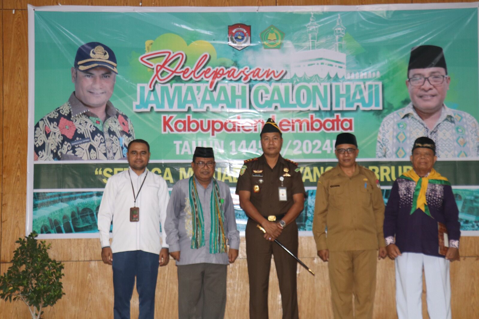 Momen istimewa pelepasan calon 21 Jemaah haji ke Tanah Suci Mekkah, Arab Saudi, yang bertempat di aula Kantor Bupati Lembata, Senin (27/05/2024). (Foto: Harianwarga.id)