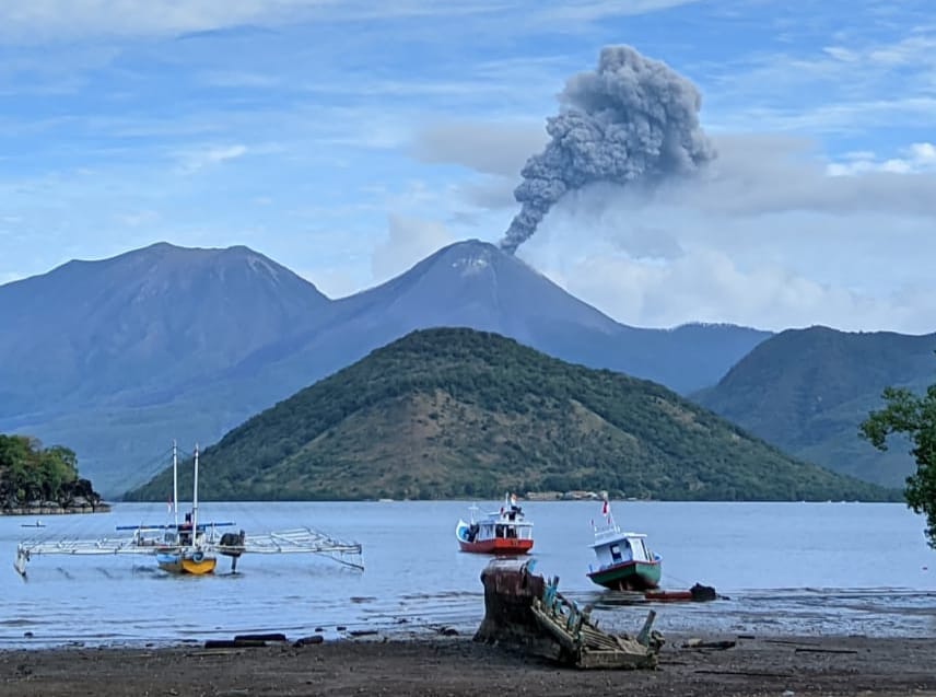 Semburan abu vulkanik Gunung Lewotobi Laki - Laki, terpantau dari pesisir pantai tempat tambatan perahu penangkap ikan di Desa Lewolaga, Kecamatan Titehena, Foto : Teddy Kelen (Harianwarga.id)