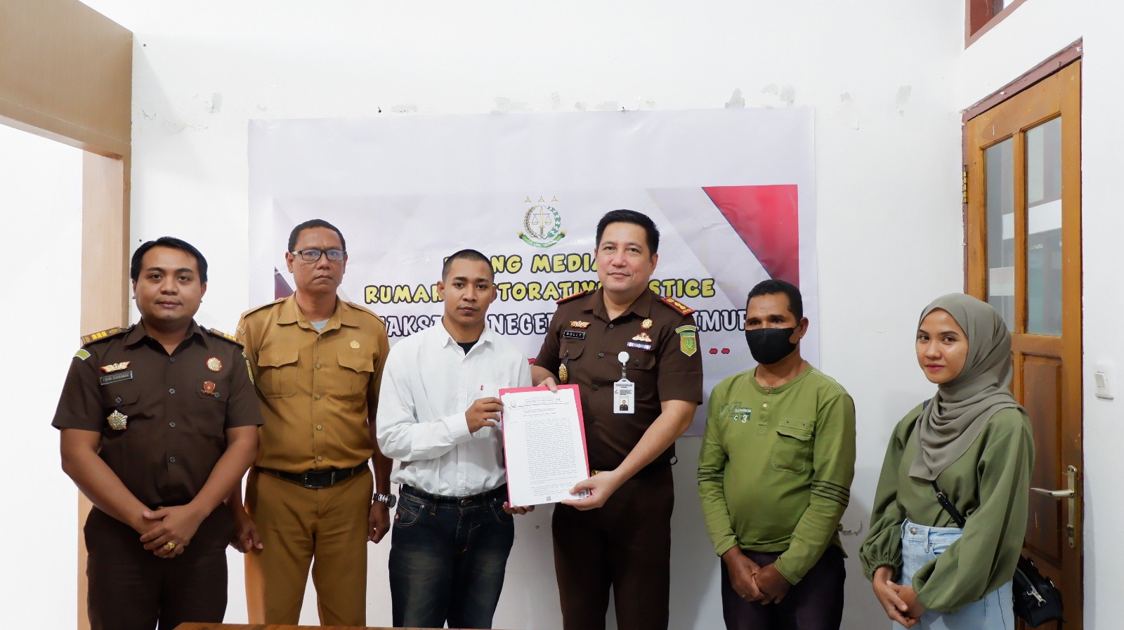 Penyerahan Surat Ketetapan Penghentian Penuntutan (SKP2) oleh Kejari Flores Timur, Rolly Manampiring kepada Tsk Amirudin Taufiq, disaksikan oleh, Kasi Pidum, I Nyoman Sukrawan (kiri) Lurah Ekasapta, Korban dan Istri Tsk, Foto : Teddy Kelen (Harianwarga.id/dokumen Kejaksaan)