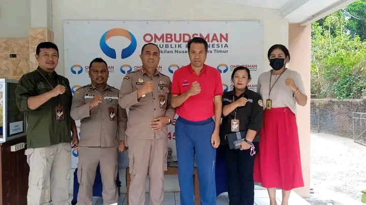 Ombudsman RI perwakilan NTT, Darius Beda Daton (baju merah) dan Kepala Balai Karantina Hewan Ikan dan Tumbuhan NTT, Drh. Ida Bagus Puti Raka Ariana serta Timnya, Foto : Dokumen Harianwarga.id (Teddy Kelen)