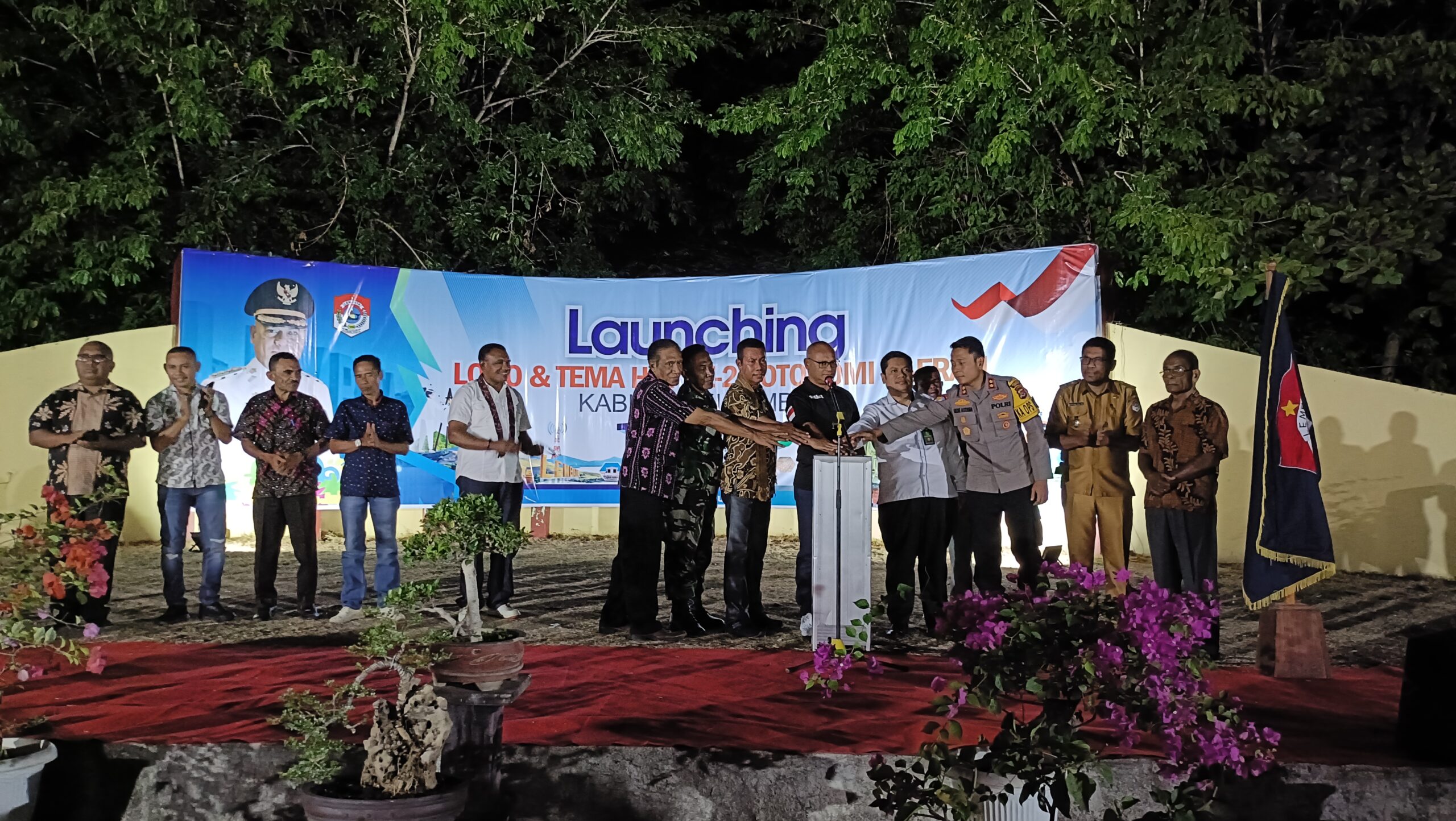 Penjabat Bupati Lembata, Paskalis Ola Tapobali melaunching logo & tema Hut ke-25 Otonomi Daerah (Otda) Kabupaten Lembata, Senin (22/07/2024). (Foto: Harianwarga.id)