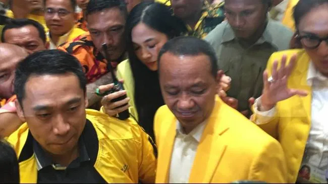 Calon Ketua Umum (Ketum) Partai Golkar Bahlil Lahadalia tiba di lokasi Munas ke-XI Partai Golkar yang berlangsung di JCC, Jakarta Pusat. (Foto: Kompastv.com)