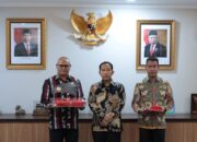 Jelang HUT RI, Pejabat Bupati Lembata Terima Duplikat Bendera Pusaka Dari BPIP