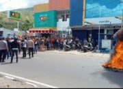 Aksi Spontan warga Kelurahan Amagarapati, Kecamatan Larantuka, Kabupaten Flores Timur bakar ban di depan Rujab Kapolres, buntut tak terima dua warganya jadi korban keroyok dan ditembak anggota Polres Flores Timur, Foto : Teddy Kelen (Harianwarga.id)