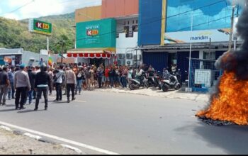 Aksi Spontan warga Kelurahan Amagarapati, Kecamatan Larantuka, Kabupaten Flores Timur bakar ban di depan Rujab Kapolres, buntut tak terima dua warganya jadi korban keroyok dan ditembak anggota Polres Flores Timur, Foto : Teddy Kelen (Harianwarga.id)