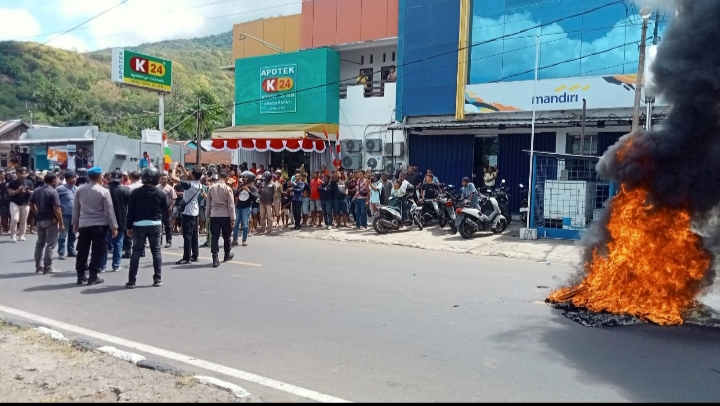 Aksi Spontan warga Kelurahan Amagarapati, Kecamatan Larantuka, Kabupaten Flores Timur bakar ban di depan Rujab Kapolres, buntut tak terima dua warganya jadi korban keroyok dan ditembak anggota Polres Flores Timur, Foto : Teddy Kelen (Harianwarga.id)