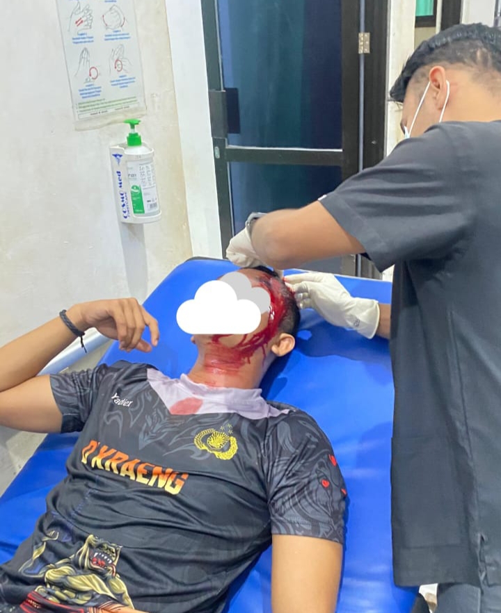 Personil Polres Flores Timur tengah dirawat di ruangan IGD RSUD Hendrikus Fernandez Larantuka yang terluka akibat lemparan batu saat kembali ke Mako Polres Flotim usai melakukan pengendalian masa aksi tawuran, Foto : Teddy Kelen/Harinwarga.id (Dok. Polres Flotim)