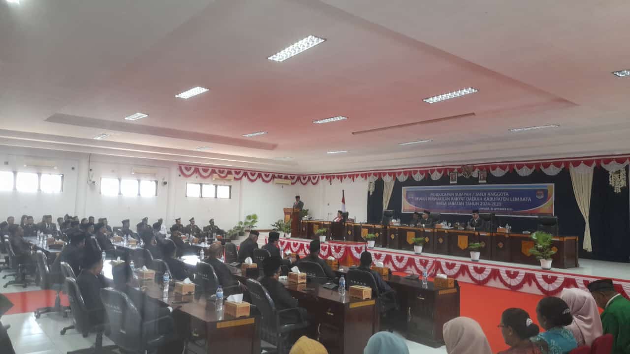 Pelantikan anggota legislatif terpilih untuk Dewan Perwakilan Rakyat Daerah (DPRD) Kabupaten Lembata periode 2024-2029. (Foto: Harianwarga.id)