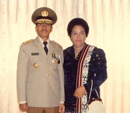 Almarhumah Veronica Nyo (Mama Oni) Tifaona bersama suami terkasih Almarhum Brigjen Pol (Purn) Drs Antonius Stefanus Enga Tifaona. (Foto: Istimewa)