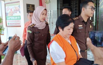 Kuasa Direktur Cv. Lembata Jaya yang juga merupakan pemilik Hotel Palm, Lely Yumina Lay, alias Aci Lely ditahan Kejaksaan Negeri (Kejari) Lembata, Selasa (17/09/2024). (Foto: Harianwarga.id)