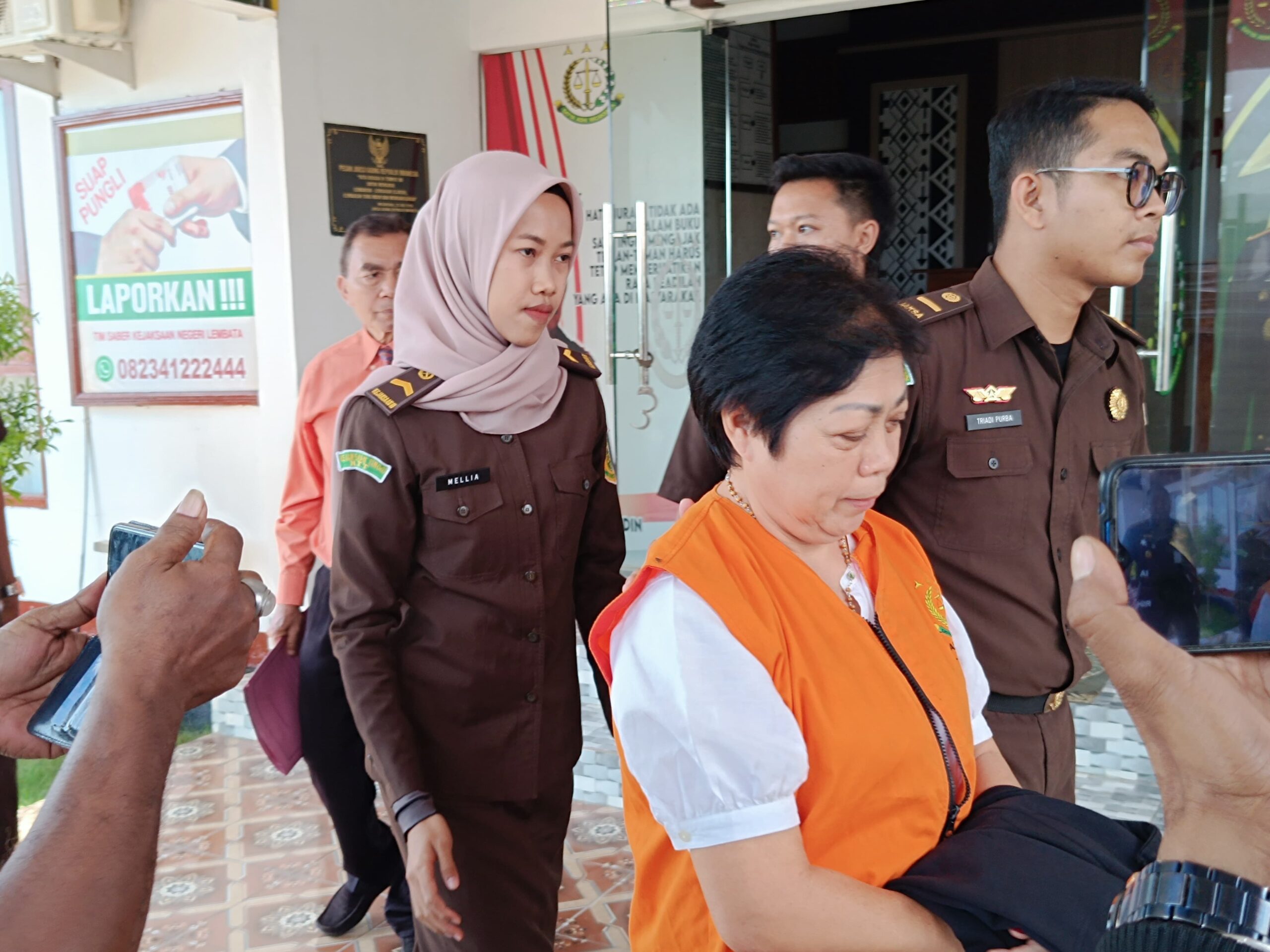 Kuasa Direktur Cv. Lembata Jaya yang juga merupakan pemilik Hotel Palm, Lely Yumina Lay, alias Aci Lely ditahan Kejaksaan Negeri (Kejari) Lembata, Selasa (17/09/2024). (Foto: Harianwarga.id)