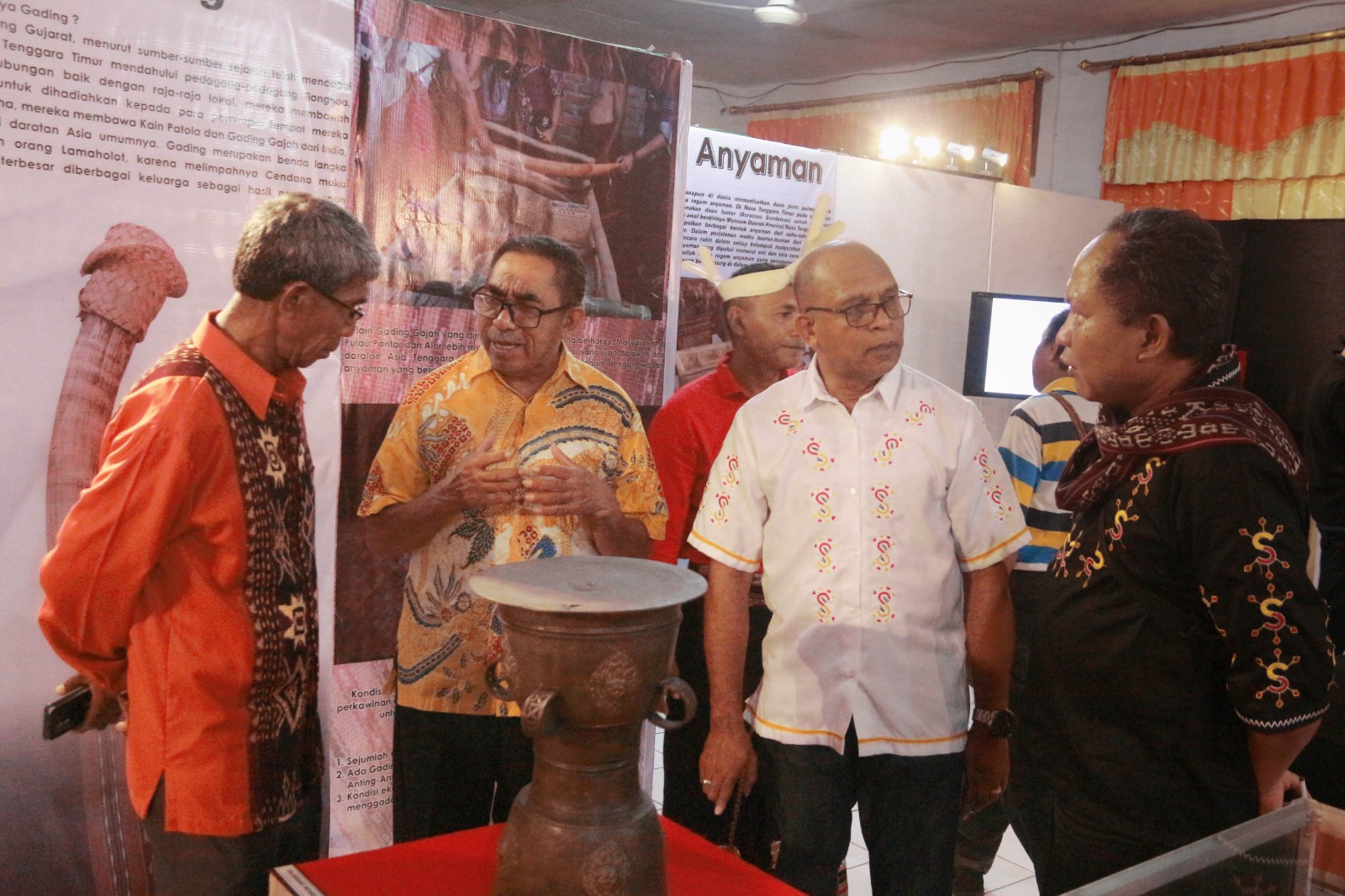 Kegiatan Pameran Museum Keliling di Aula Setda yang dihadiri oleh Kepala UPTD Museum Daerah Provinsi NTT pada Dinas Pendidikan dan Kebudayaan Provinsi NTT, Aplinuksi Meximus Alloprienti Asamani, S.Sos, M.Si., Foto: RS/Harianwarga.id