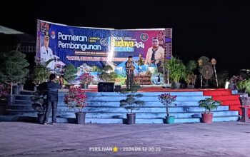 Penjabat Bupati, Paskalis Ola Tapobali, S.T, M.T saat membuka Kegiatan Pameran Pembangunan untuk memeriahkan Hari Ulang Tahun (HUT) Kabupaten Lembata yang ke-25 Tahun, Kamis (12/09/2024). (Foto: Harianwarga.id)