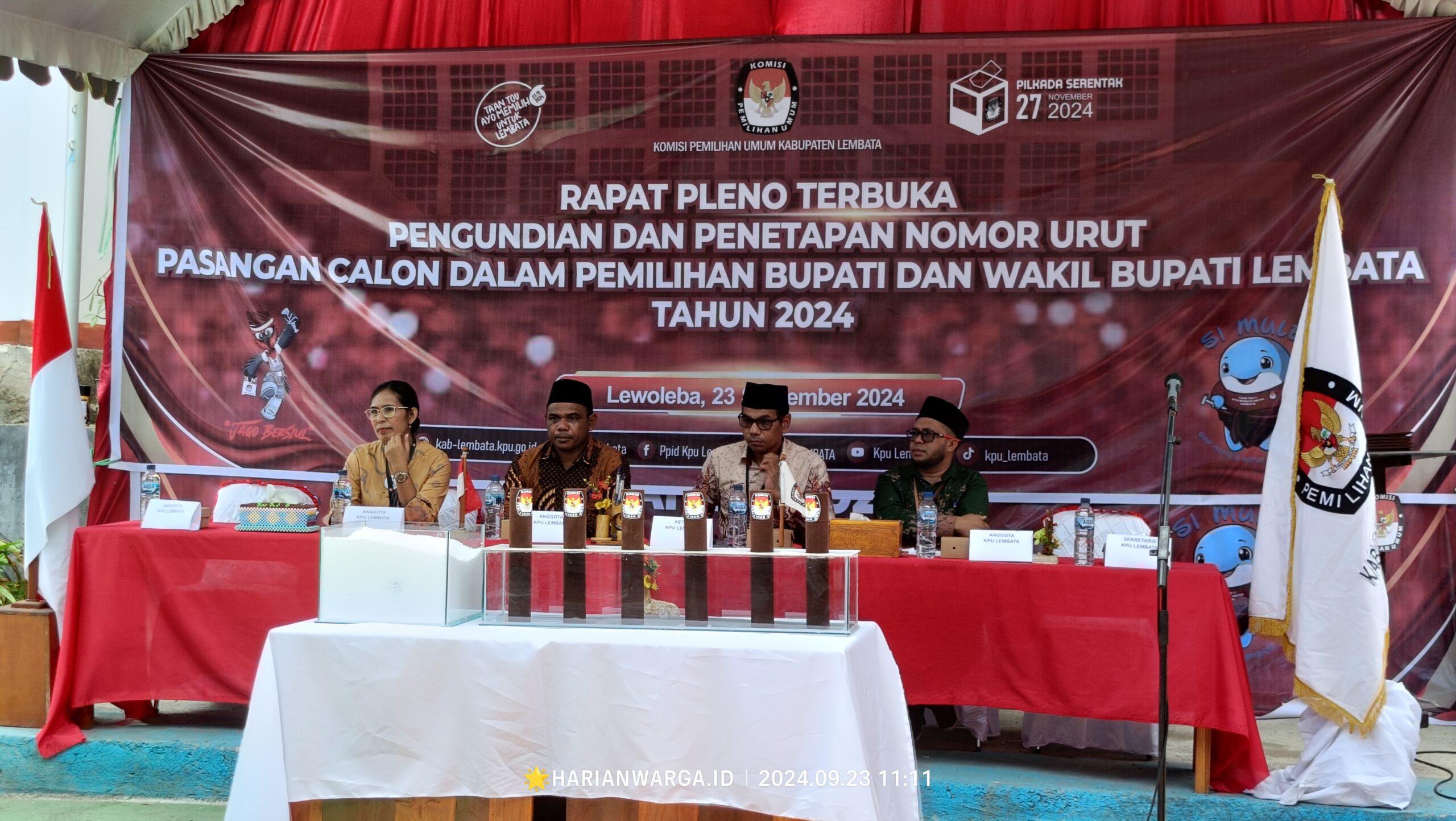 Ketua dan Anggota Komisi Pemilihan Umum (KPU) Kabupaten Lembata saat rapat pleno terbuka pengundian dan penetapan nomor urut pasangan calon dalam pemilihan Bupati dan Wakil Bupati Lembata. (Foto: Harianwarga.id)