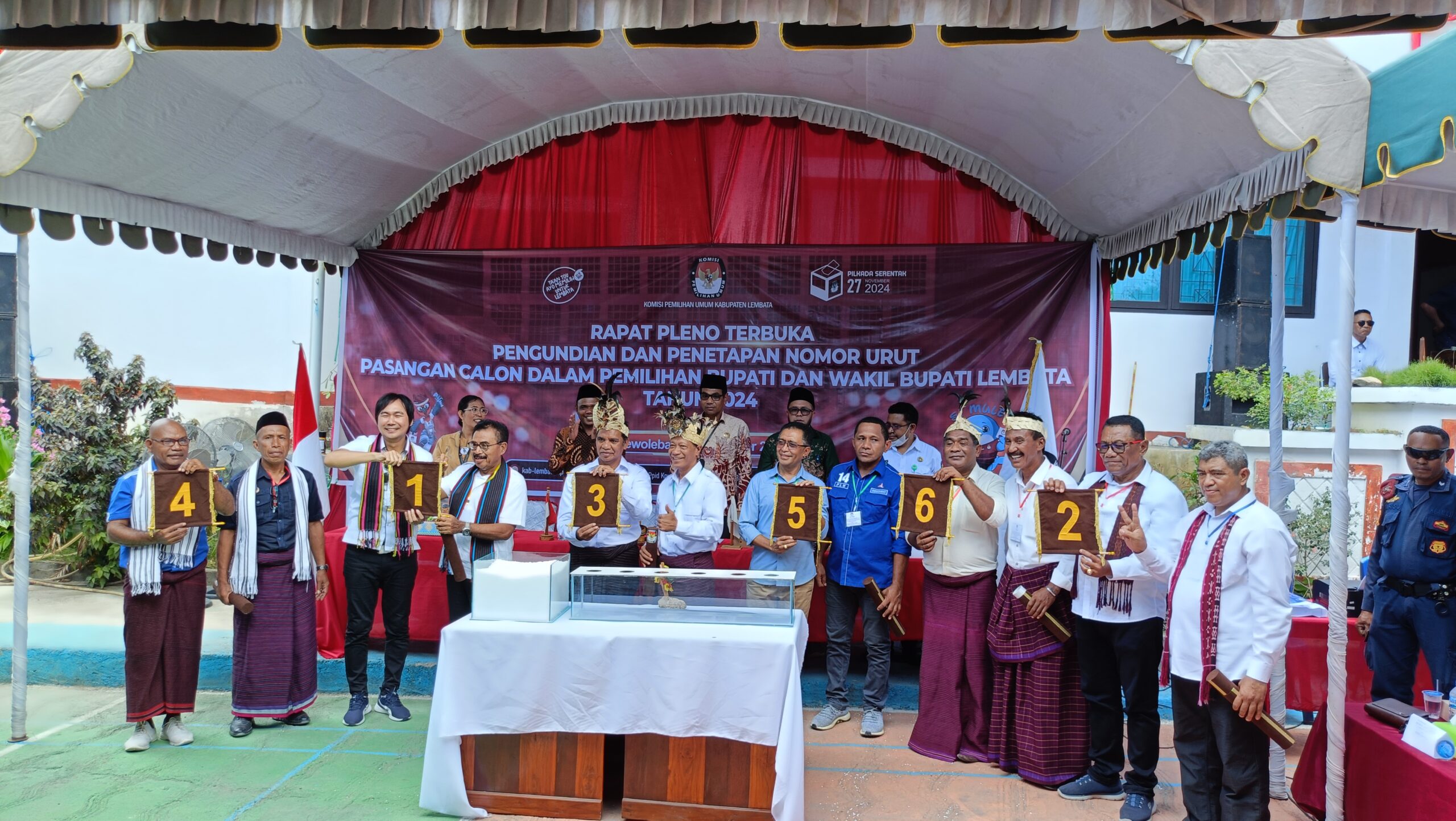 Pleno pengundian dan penetapan nomor urut pasangan calon Bupati dam Wakil Bupati Lembata tahun 2024, Senin (23/09/2024). (Foto: Harianwarga.id)