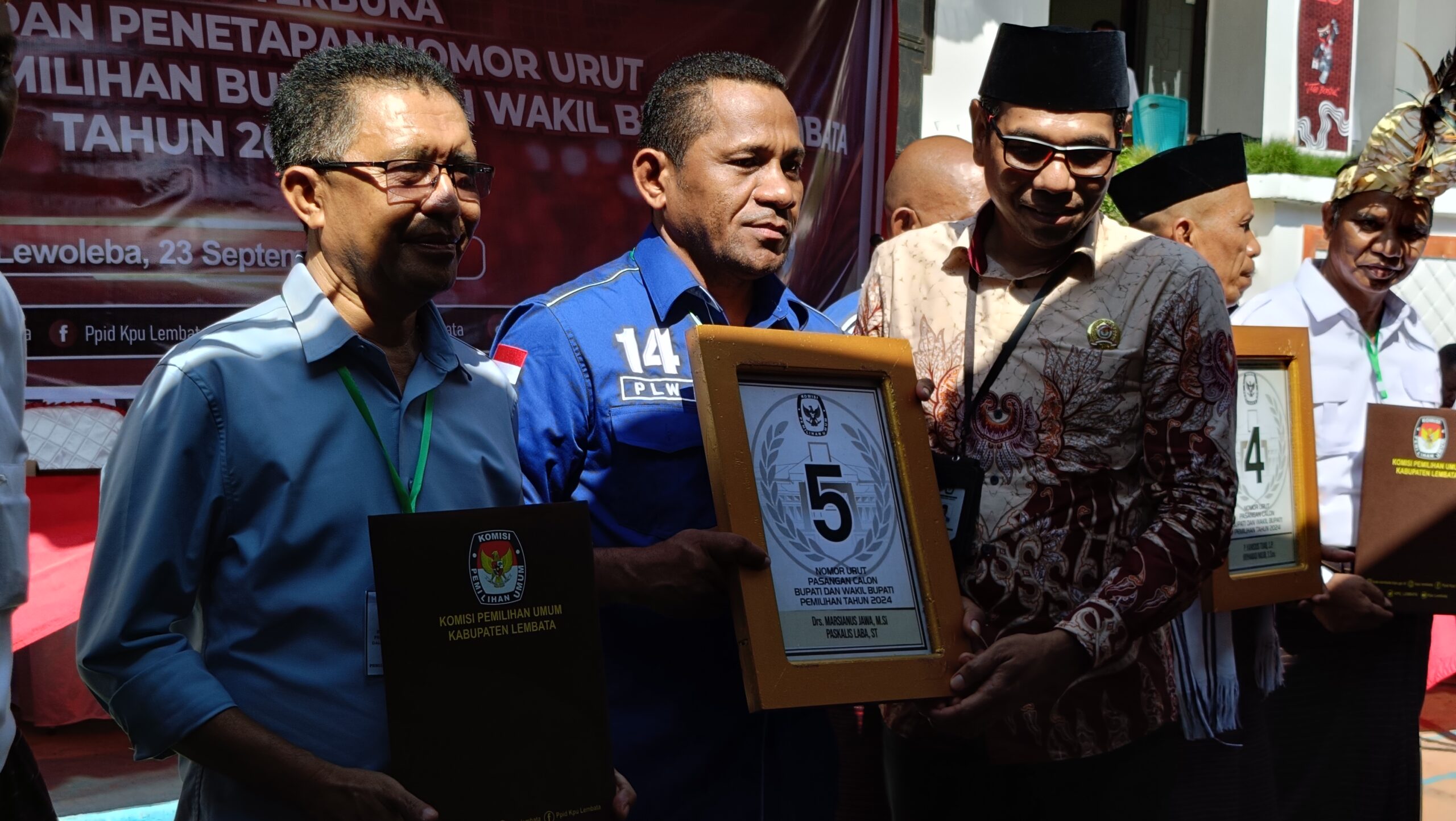 Calon Bupati dan Wakil Bupati Lembata, Marsianus Jawa dan Paskalis Laba Witak saat menerima plakat nomor urut pasangan Calon Bupati dan Wakil Bupati dari Ketua KPU, Herman Tadon. (Foto: Harianwarga.id)