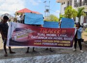 Gerakan Anti Begal Mobil Rakyat Lembata (GATALKA) mendatangi Gedung DPRD Lembata, Jum'at (27/09/2024). (Foto: Harianwarga.id)