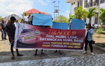 Gerakan Anti Begal Mobil Rakyat Lembata (GATALKA) mendatangi Gedung DPRD Lembata, Jum'at (27/09/2024). (Foto: Harianwarga.id)