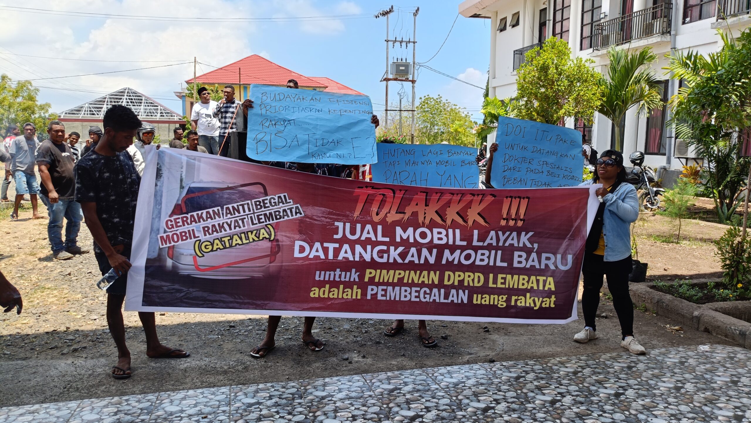 Gerakan Anti Begal Mobil Rakyat Lembata (GATALKA) mendatangi Gedung DPRD Lembata, Jum'at (27/09/2024). (Foto: Harianwarga.id)