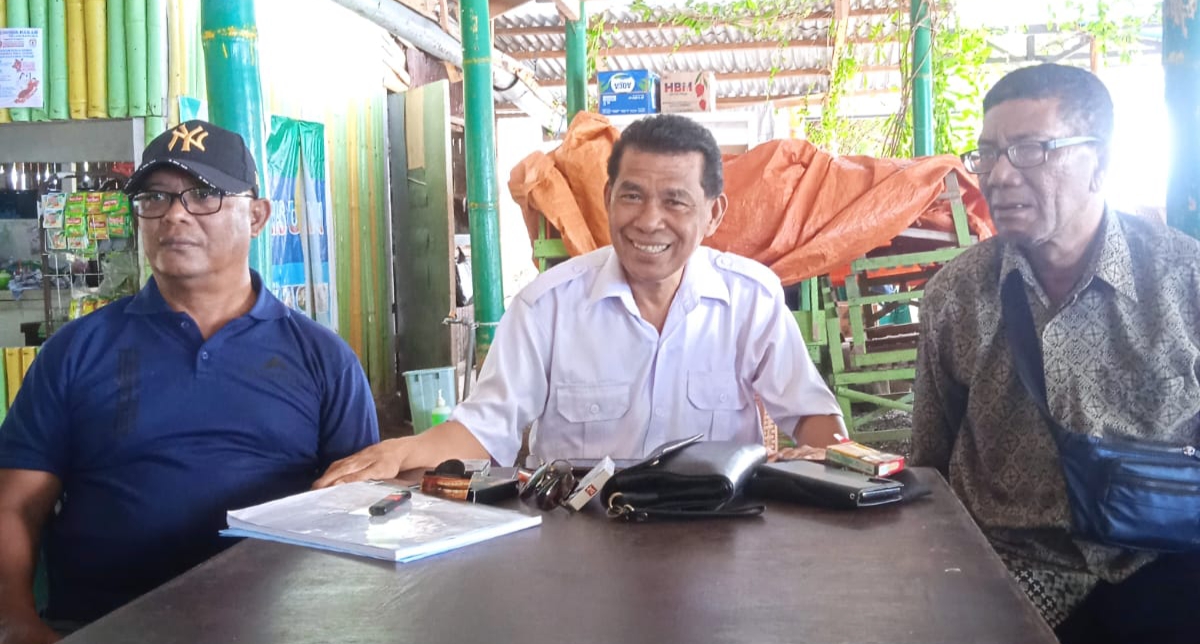 Apolonaris Bala Agan,S.Pi, Pejabat Tinggi Pratama Lingkungan Pemerintah Kabupaten Flotim juga peserta seleksi Dinas Perikanan Flotim didampingi Theodorus Wungubelen, SH selaku Tim Pendamping dan Sayman Peten Sili, Tim Paralegal, Foto : Teddy Kelen/Harianwarga.id