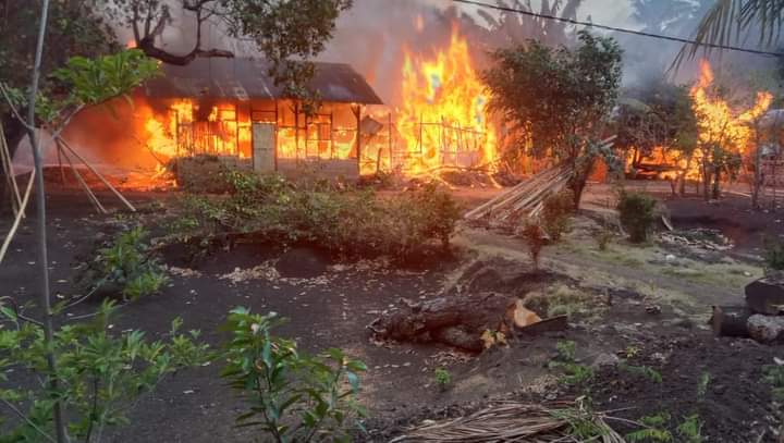 Kebakaran rumah di Desa Ile Pati yang dilakukan oleh warga Desa Bugalima yang diduga dipicu oleh Sengketa Tanah, Foto : Dokumen Harianwarga.id