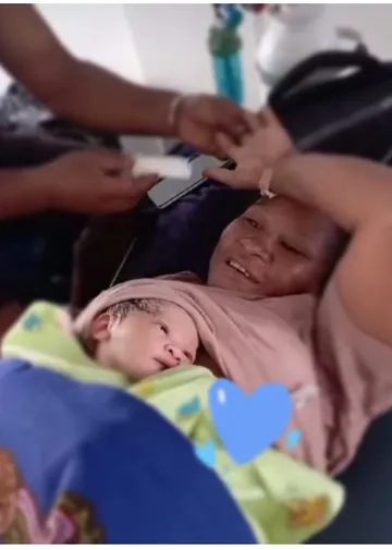 Pasien Ibu Hamil yang melahirkan di dalam Kapal Cepat Ina Maria 03. (Foto: Istimewa)