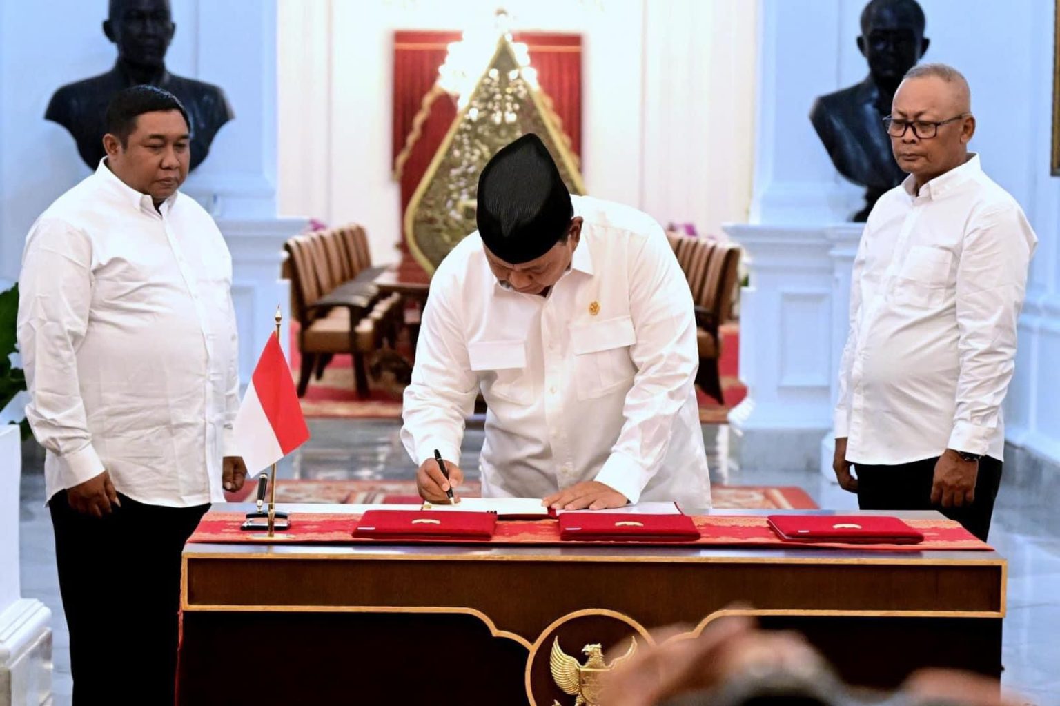 Presiden Prabowo Subianto secara resmi menandatangani Peraturan Pemerintah (PP) Nomor 47 Tahun 2024 tentang penghapusan piutang macet kepada usaha mikro, kecil, dan menengah (UMKM), pada Selasa, (05/11/2024), di Istana Merdeka, Jakarta. (Foto: Harianwarga.id)