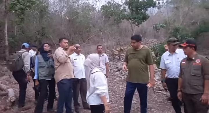 Menteri Perumahan dan Kawasan Permukiman, Maruarar Sirait, Penjabat Bupati Flores Timur yang turun langsung ke lokasi relokasi pengungsian bersama Kepala BNPB, Jenderal Suharyanto, Kamis (14/11/2024). (Harianwarga/ritha)