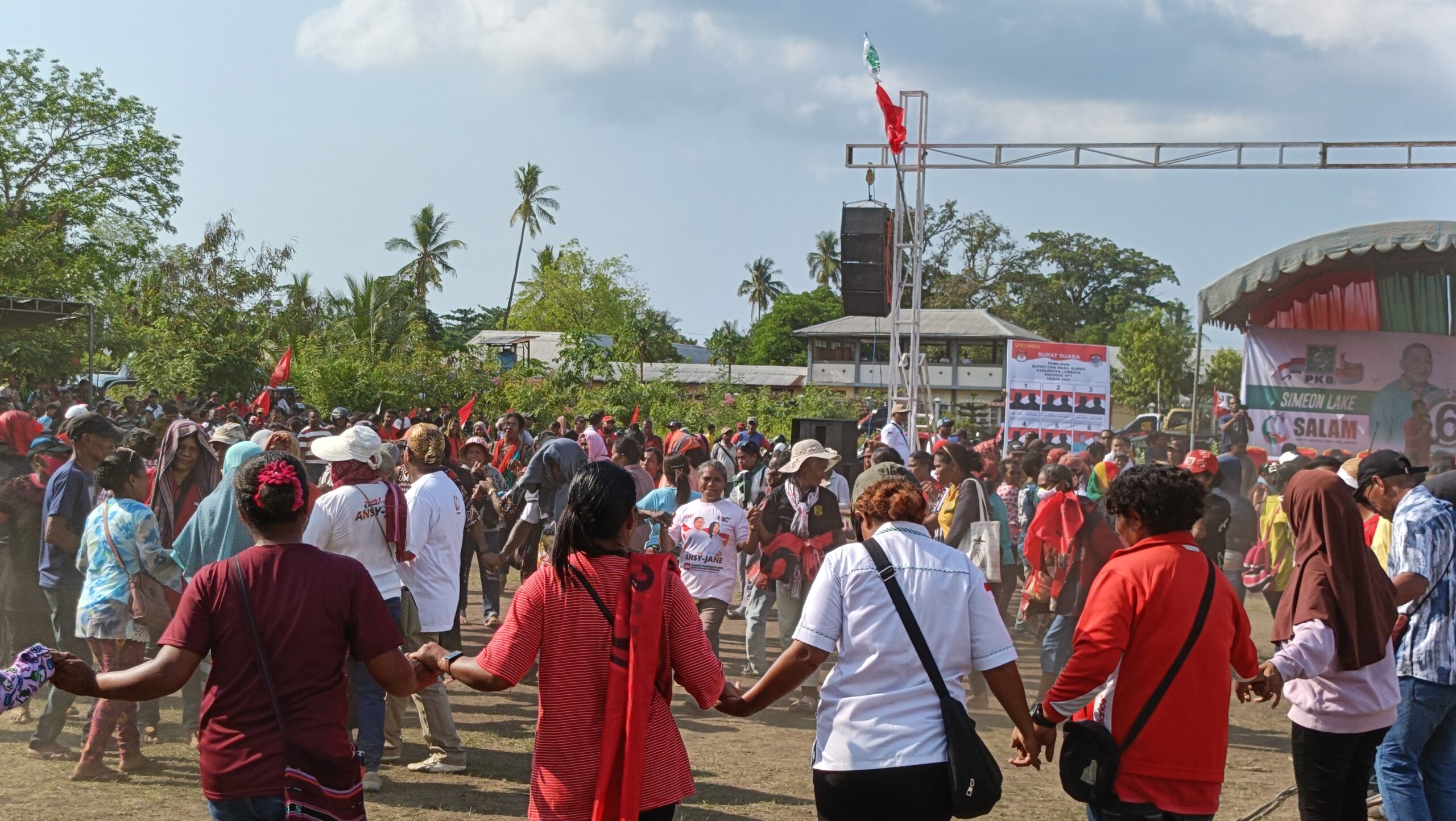 Ribuan warga ikut meramaikan acara kampanye akbar calon Bupati dan Wakil Bupati Lembata Mon Odel-Marsi Uak di Lapangan Sepak Bola Misi, Kecamatan Nubatukan, Kabupaten Lembata, Selasa (19/11/2024). (Harianwarga.id)