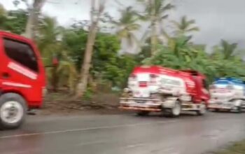 Mobil Tangki Pemasok BBM Maumere-larantuka terhenti sementara di Talibura, Kabupaten Sikka, akibat erupsi dasyat Gunung Lewotobi Laki-laki, Kamis (07/11/2024) Siang. (Foto: TIM/Harianwarga.id)