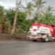 Mobil Tangki Pemasok BBM Maumere-larantuka terhenti sementara di Talibura, Kabupaten Sikka, akibat erupsi dasyat Gunung Lewotobi Laki-laki, Kamis (07/11/2024) Siang. (Foto: TIM/Harianwarga.id)