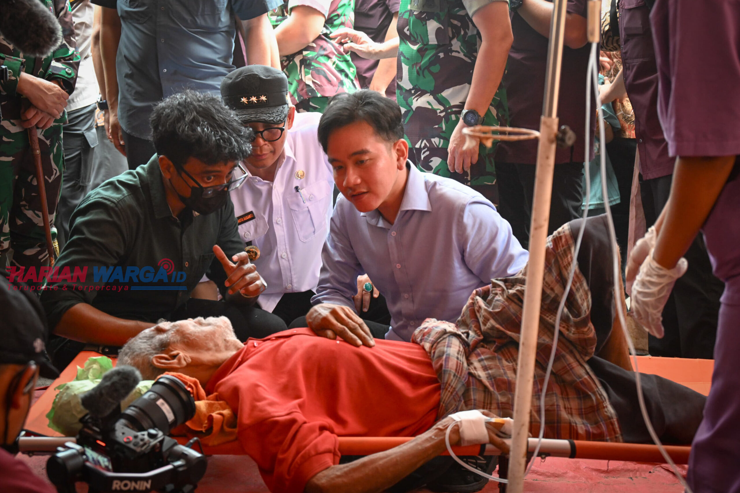 Wakil Presiden Gibran Rakabuming Raka saat mengunjungi Posko Pengungsian Kobasama di Desa Kobasoma, Titehena, Flores Timur (Flotim), Nusa Tenggara Timur (NTT), Kamis (14/11/2024). (Harianwarga.id/Ritha)