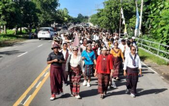 Parade Tenun Ikat. (Foto: Harianwarga.id)