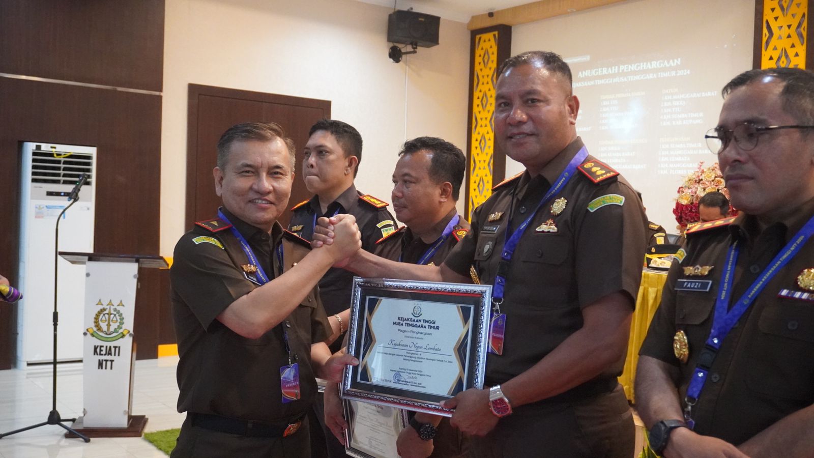 Kejari Lembata Terima Penghargaan Juara III Terbaik Dalam Penanganan Tindak Pidana Korupsi TA. 2024 di Wilayah Kejati NTT. (Foto: Harianwarga.id)