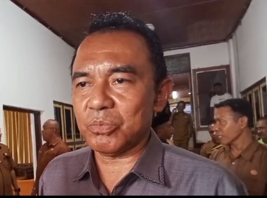 Bupati Flores Timur, Antonius Doni Dihen ketika ditemui awak media di gedung DPRD, Jumad, (07/03/2025) usai rapat paripurna, foto : dokumen Harianwarga.id.