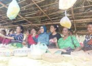 Staf Ahli Tim Penggerak PKK Kabupaten Lembata, Hj. Nurmila Nasir foto bersama Ibu-ibu PEKKA Lembata. Harianwarga/ist.