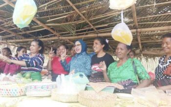 Staf Ahli Tim Penggerak PKK Kabupaten Lembata, Hj. Nurmila Nasir foto bersama Ibu-ibu PEKKA Lembata. Harianwarga/ist.
